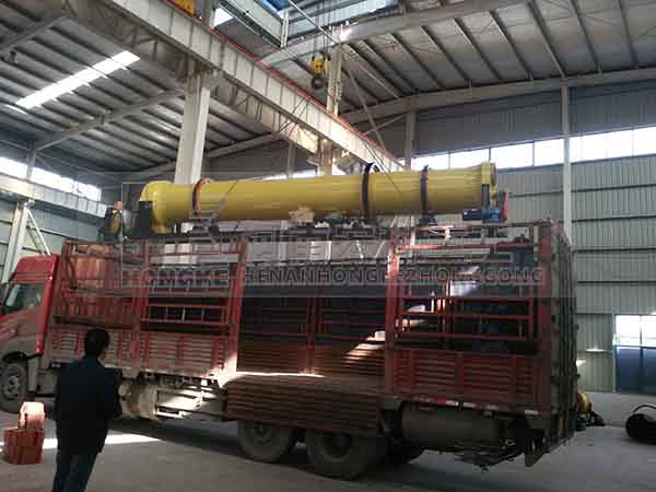 發(fā)往江蘇揚(yáng)州的雞糞烘干機(jī)裝貨現(xiàn)場