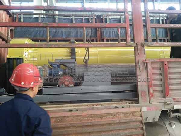 發(fā)往江蘇揚(yáng)州的雞糞烘干機(jī)裝貨現(xiàn)場