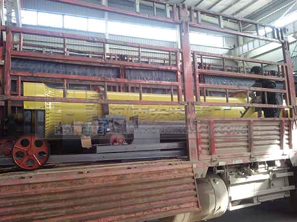 發(fā)往江蘇揚(yáng)州的雞糞烘干機(jī)裝貨現(xiàn)場