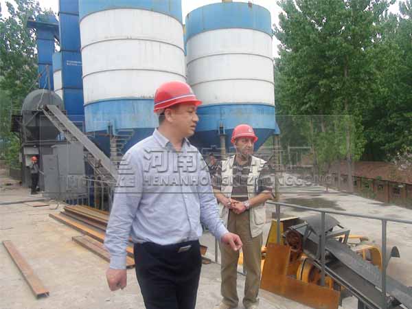 伊朗客戶現(xiàn)場考察陶?；剞D(zhuǎn)窯生產(chǎn)線