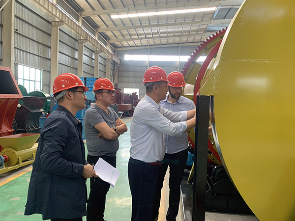 土耳其客戶(hù)現(xiàn)場(chǎng)考察回轉(zhuǎn)窯生產(chǎn)線
