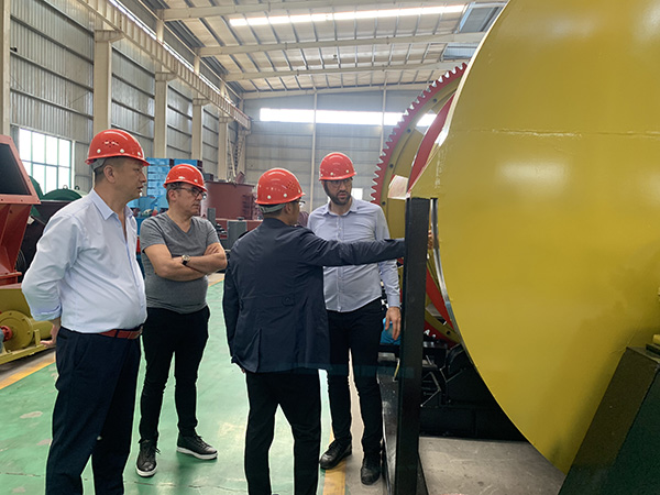土耳其客戶(hù)現(xiàn)場(chǎng)考察回轉(zhuǎn)窯生產(chǎn)線